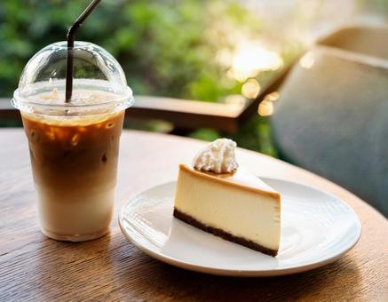 アイスカフェラテとキャラメルケーキの写真