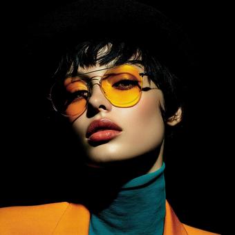 モードな女性とカラー背景 モードな女性とカラー背景の写真