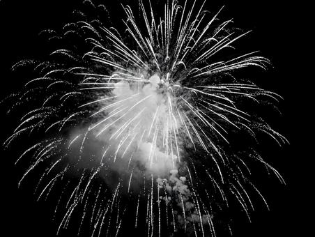 花火 モノクロ 打ち上げ花火,花火,夏祭りの写真素材
