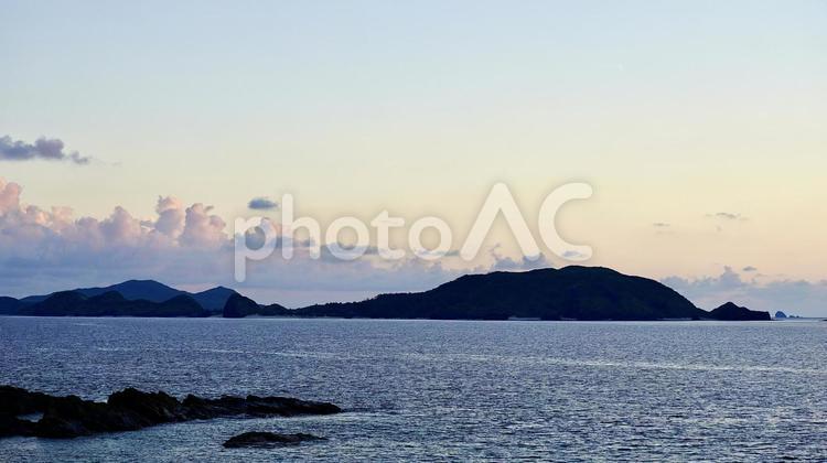 慶留間島から見た朝の座間味島、渡嘉敷島 座間味,渡嘉敷,慶留間の写真素材