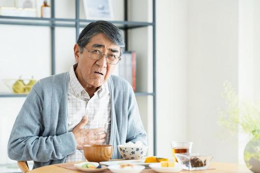 食欲不振のシニアの男性 食欲不振のシニアの男性 食欲,食欲不振,体調不良の写真素材