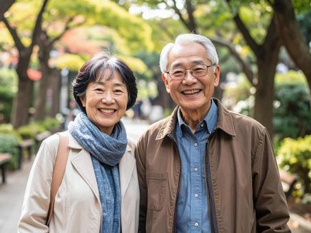幸せそうな年配の夫婦 幸せそうな年配の夫婦の写真