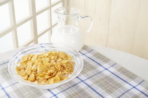 牛乳をかける前のコーンフレーク 牛乳をかける前のコーンフレークの写真
