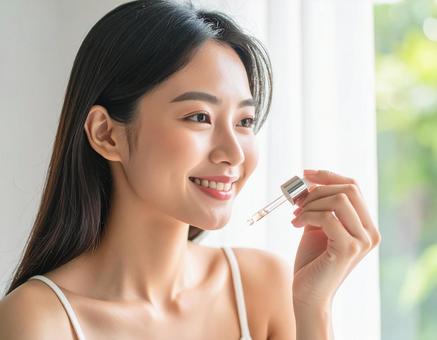 美容液を肌につける女性　スキンケア1の写真