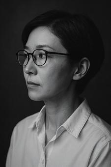 眼差しの日本人女性の写真