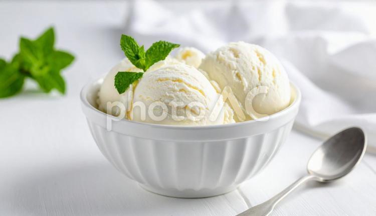 器に盛った手作りアイスクリーム アイスクリーム,バニラアイス,ジェラートの写真素材