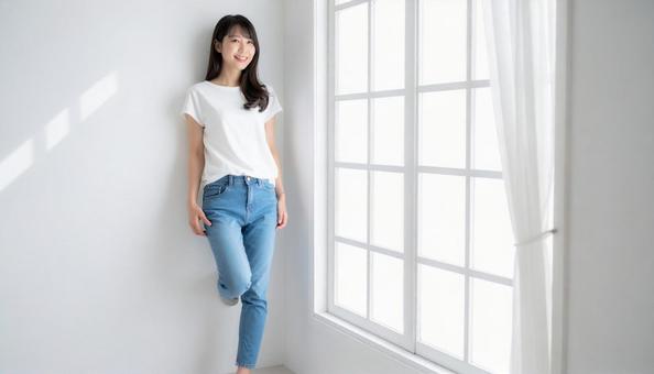 窓際に立つ女性 窓際に立つ女性の写真