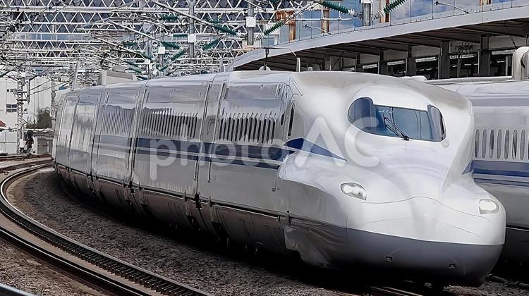 小田原駅を通過する東海道新幹線N700S  東海道新幹線,新幹線,鉄道の写真素材