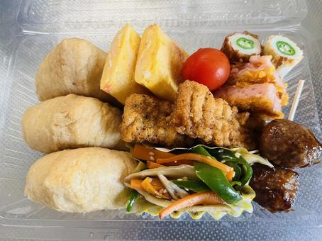 お弁当 お弁当 お稲荷,使い捨て弁当容器,おいなりさんの写真素材