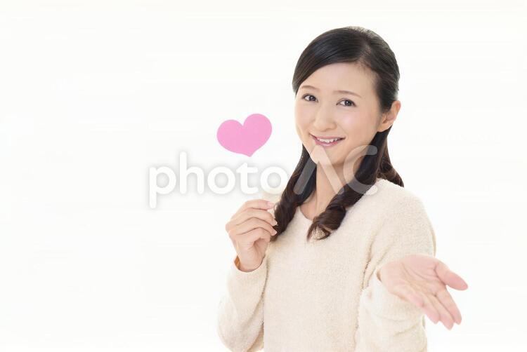 ハートマークを持つ笑顔の女性 女性,ハートマーク,女の写真素材