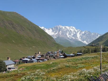 コーカサスの雪山とウシュグリ村 ラマリア教会,ウシュグリ村,スヴァネティ地方の写真素材