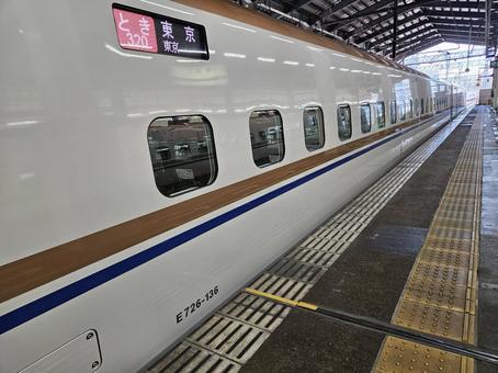 新幹線ホームの黄色いブロック01 新幹線ホームの黄色いブロック01 新幹線,ホーム,黄色い線の写真素材