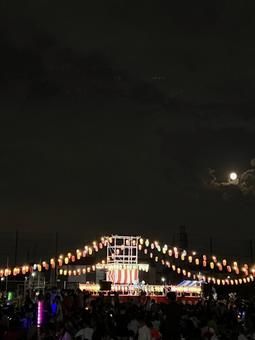夏祭りの輝く提灯とやぐらと満月 夏祭りの輝く提灯とやぐらと満月 やぐら,夏祭り,ちょうちんの写真素材