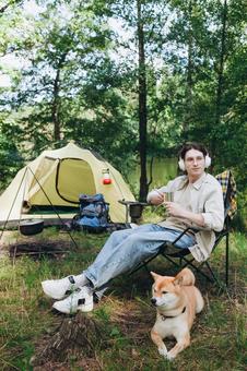 犬と並んで笑顔を見せる男 男性,外国人,犬の写真素材