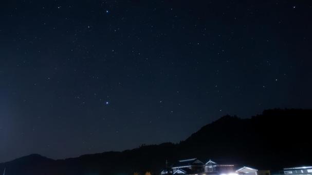 木々の間に浮かぶはくちょう座の光 木々の間に浮かぶはくちょう座の光 森,はくちょう座,星空の写真素材