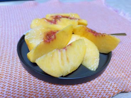 ランチョンマットに乗った黄桃 黄桃,桃,モモの写真素材