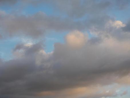 夕暮れの空 夕暮れの空 空,夕暮れ,雲の写真素材