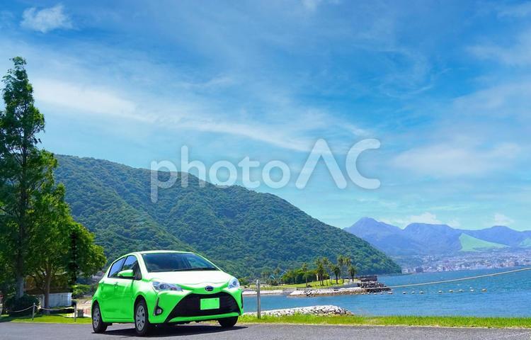 ビーチの車（ライトグリーン） 車,ビーチ,木の写真素材