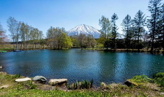 春の池と残雪の羊蹄山 春の池と残雪の羊蹄山 羊蹄山,雄大,美しいの写真素材