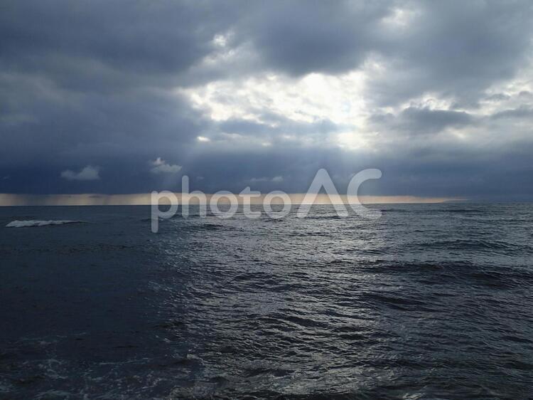 雨後の海 海,砂浜,サーフの写真素材