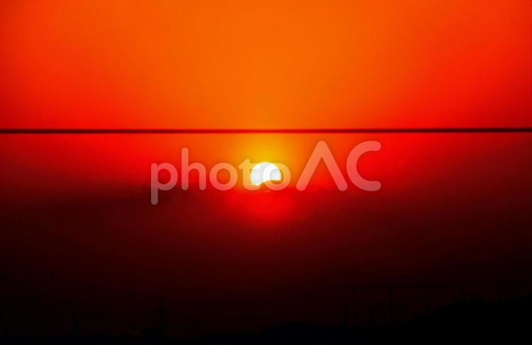 落ちていく夕陽を見つめて。 夕方,夕空,夕焼けの写真素材