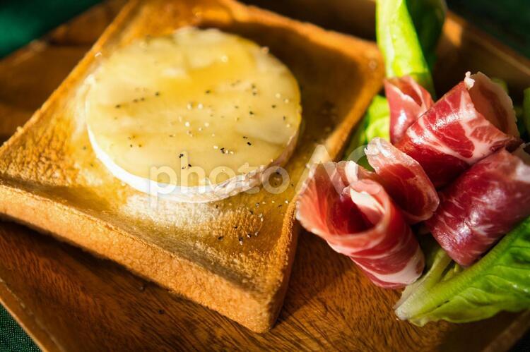 チーズトースト　プレート　サラダ　クローズアップ トースト,チーズ,食パンの写真素材