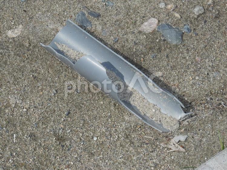 壊れた塩ビ管 ポイ捨て,塩ビ管,ごみの写真素材