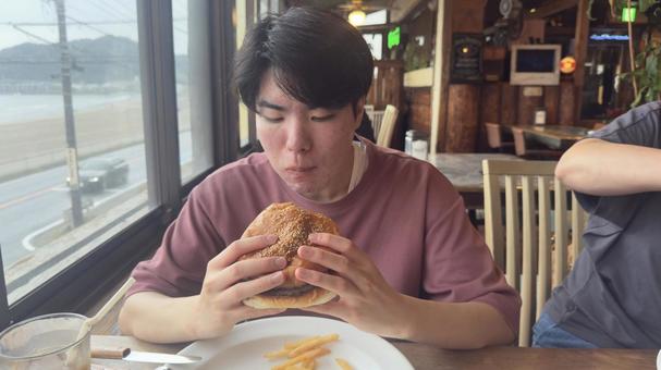 海沿い鎌倉のテラスで食べたハンバーガー 海沿い鎌倉のテラスで食べたハンバーガー ハンバーガー,カフェ,テラスの写真素材