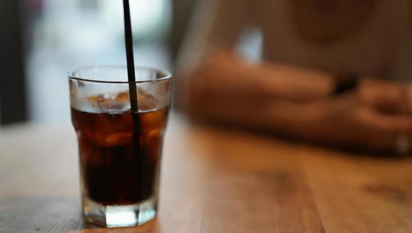 カフェでアイスコーヒーを飲む カフェでアイスコーヒーを飲むの写真