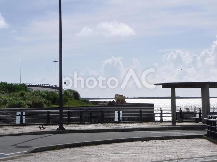 那覇西道路（海中トンネル）と飛行機 沖縄,那覇,風景の写真素材