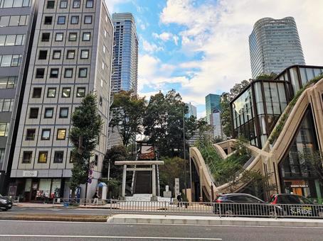 近代的な街並みと神社 近代的な街並みと神社 街,都市,東京の写真素材