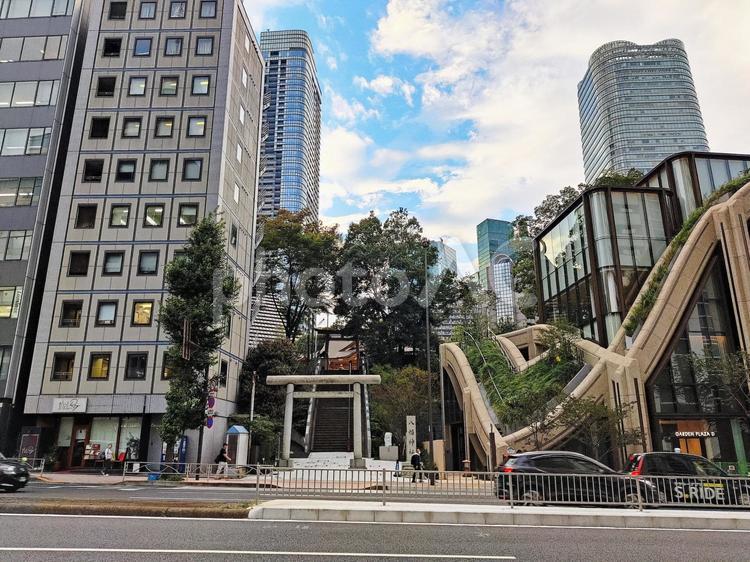 近代的な街並みと神社 街,都市,東京の写真素材