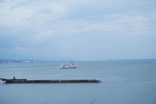 琵琶湖に浮かぶ船 琵琶湖に浮かぶ船 琵琶湖,滋賀県,船の写真素材