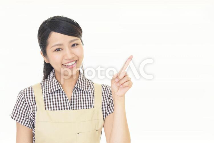 指示する笑顔の主婦 女性,女,主婦の写真素材