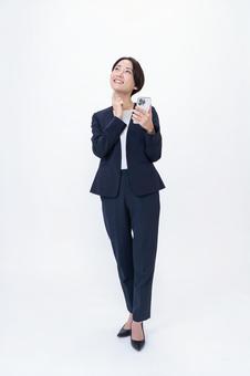 スマホを持ち考える女性 スマホを持ち考える女性 会社員,営業,キャリアの写真素材