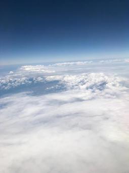 飛行機からの空 飛行機からの空 窓,雲の上,空の写真素材