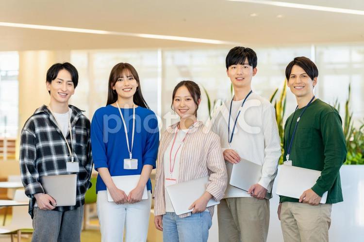 オフィスで働く若いエンジニアのスタッフ ビジネス,エンジニア,オフィスの写真素材