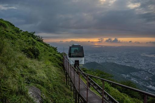 皿倉山のケーブルカーと町並み 皿倉山のケーブルカーと町並み 皿倉山,ケーブルカー,乗り物の写真素材