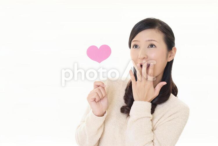 ハートマークを持つ笑顔の女性 女性,ハートマーク,女の写真素材