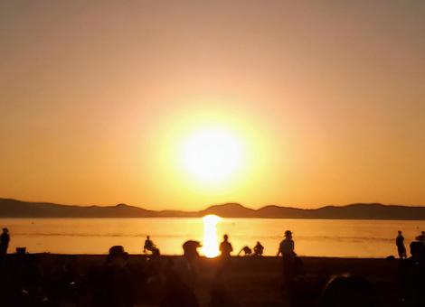 People watching the lake dyed in the sunset, JPG People watching the lake dyed in the sunset, JPG