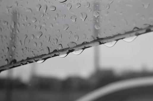 車窓から見た雨粒 車窓から見た雨粒の写真