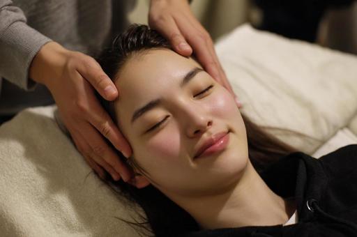 ヘッドスパを受ける女性-14の写真