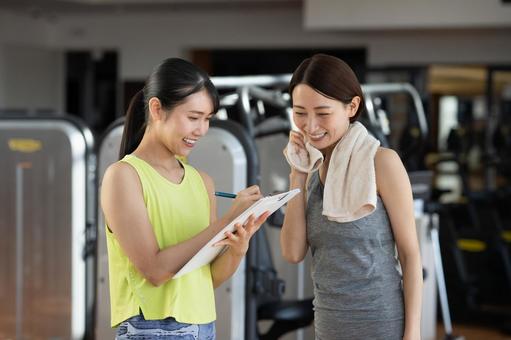 ジムでトレーニングするミドルの女性 ジム,フィットネス,カウンセリングの写真素材