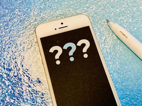 スマホが水没した時の対処法は? スマホが水没した時の対処法は? スマホ,はてな,クエスチョンの写真素材