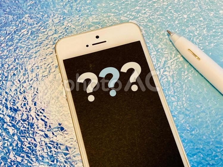 スマホが水没した時の対処法は？ スマホ,はてな,クエスチョンの写真素材