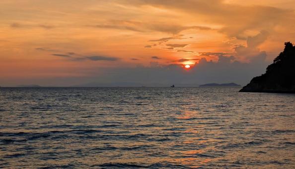鴨池海岸の夕日-11 今治市,大西町,鴨池海岸の写真素材