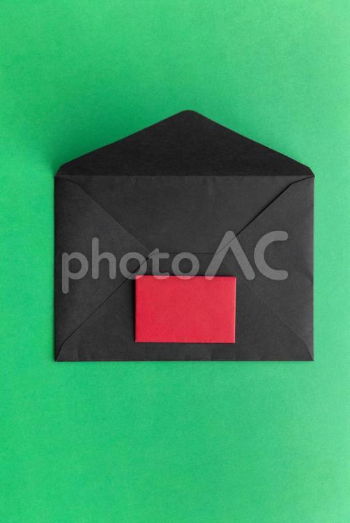 フラップを開けた黒い封筒と赤いカード モックアップ,物撮り,封筒の写真素材
