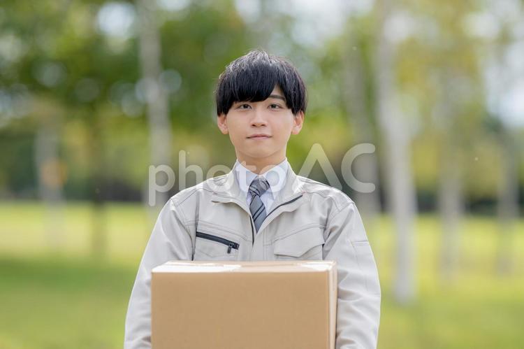 段ボールと男性 男性,作業服,段ボールの写真素材