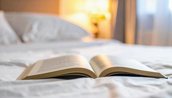 ベッドの上の本の写真