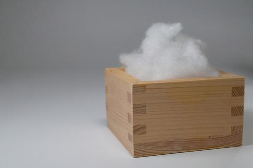 枡に盛られた白い綿とコピースペース 枡,綿,白の写真素材